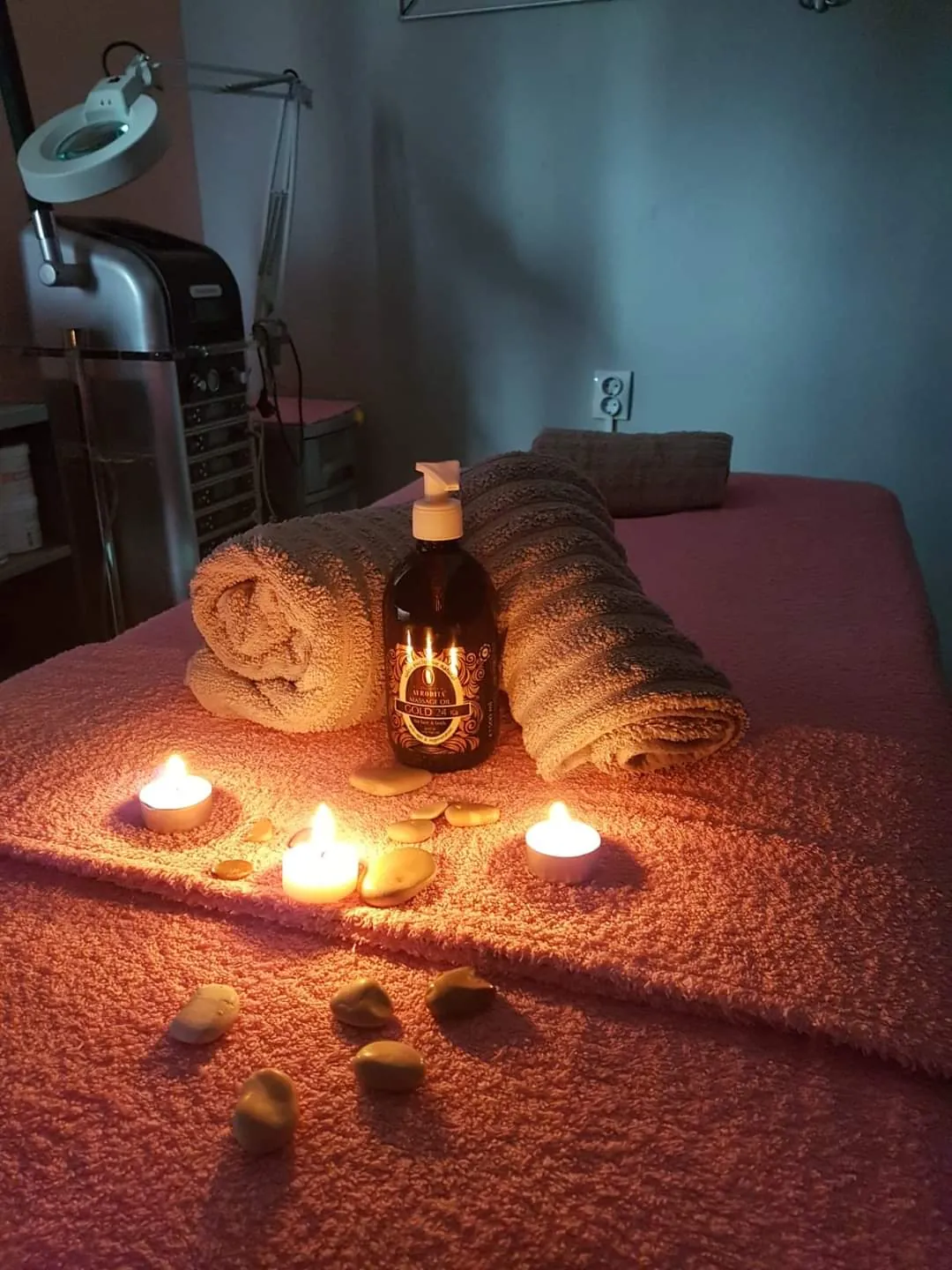 Ležaj za tretmane sa svijećama u salonu Emily Stil
